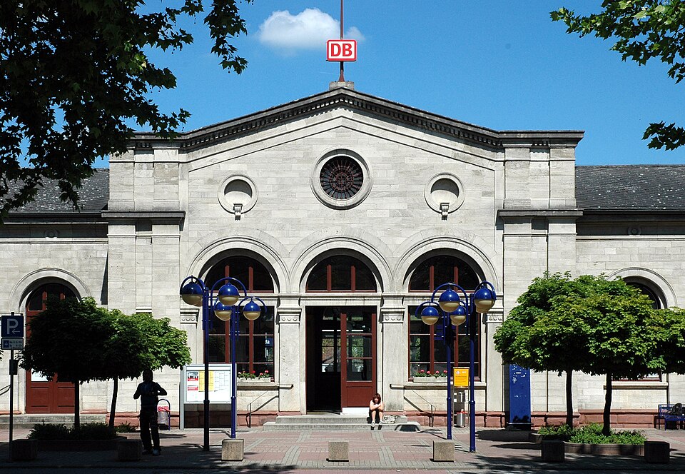 Umzug von Lauda-Königshofen nach Zypern per Container: Lauda Bahnhof Empfangsgebaeude Mitte in Lauda-Königshofen – Foto: K. Jähne, CC BY-SA 3.0, via Wikimedia Commons Umzug von Lauda-Königshofen nach Zypern per Container: Lauda Bahnhof Empfangsgebaeude Mitte in Lauda-Königshofen