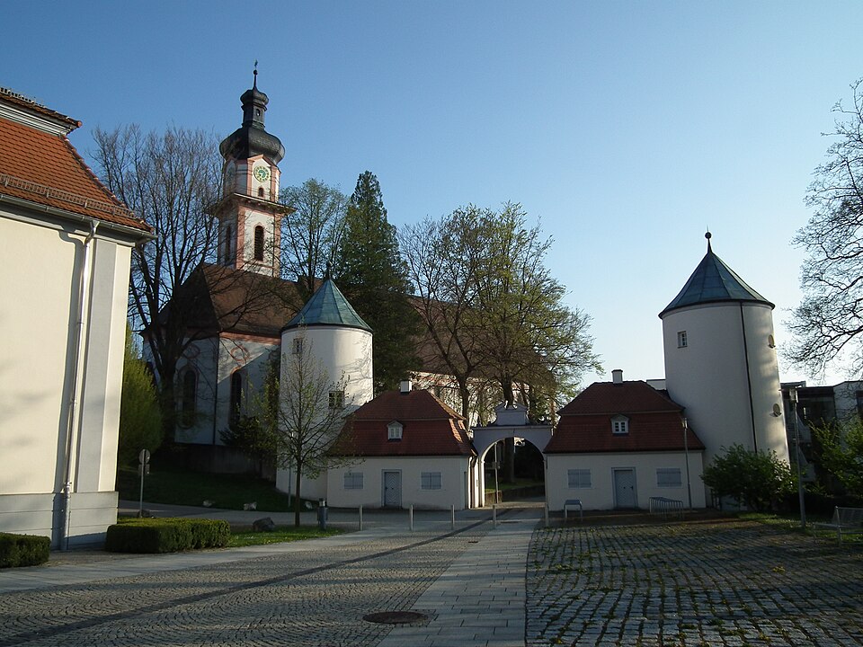 Umzug von Laupheim nach Zypern per Container: Ensemble Wehrtürme Schloß Großlaupheim St Peter und Paul Laupheim – Foto: 4028mdk09, CC BY-SA 3.0, via Wikimedia Commons Umzug von Laupheim nach Zypern per Container: Ensemble Wehrtürme Schloß Großlaupheim St Peter und Paul Laupheim