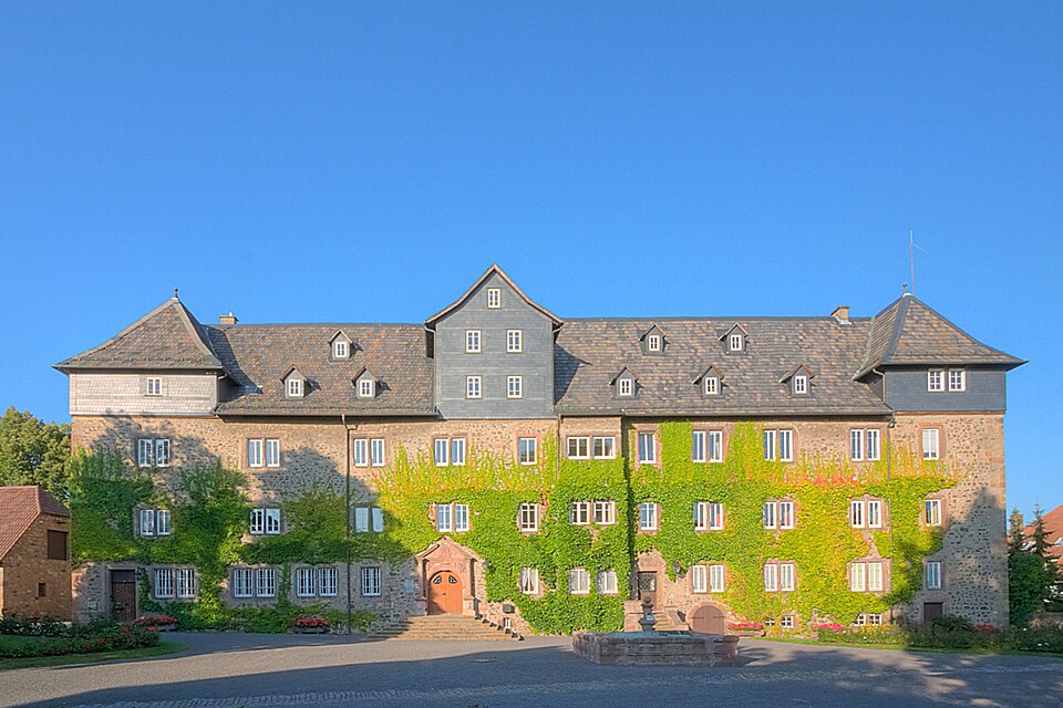 Umzug von Lauterbach nach Zypern per Palette: Schloss in Lauterbach – Foto: Sven Teschke, CC BY-SA 3.0 de, via Wikimedia Commons Umzug von Lauterbach nach Zypern per Palette: Schloss in Lauterbach