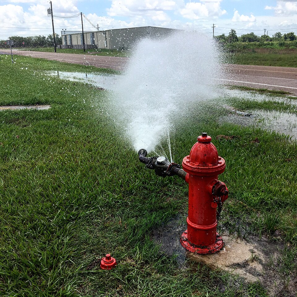 Umzug von Leck nach Zypern per Container: Fire Hydrant with Defective Temporary Meter in Leck – Foto: Mark Cross, CC BY 4.0, via Wikimedia Commons Umzug von Leck nach Zypern per Container: Fire Hydrant with Defective Temporary Meter in Leck