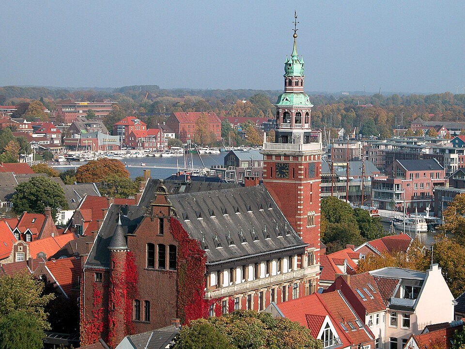 Umzug von Leer (Ostfriesland) nach Zypern per Container: Leer Rathaus Hafen townhall harbour in Leer (Ostfriesland)
