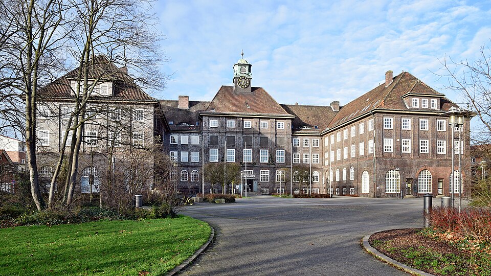 Umzug von Lehrte nach Zypern per Container: Rathaus Lehrte – Foto: Hydro, CC BY-SA 4.0, via Wikimedia Commons Umzug von Lehrte nach Zypern per Container: Rathaus Lehrte