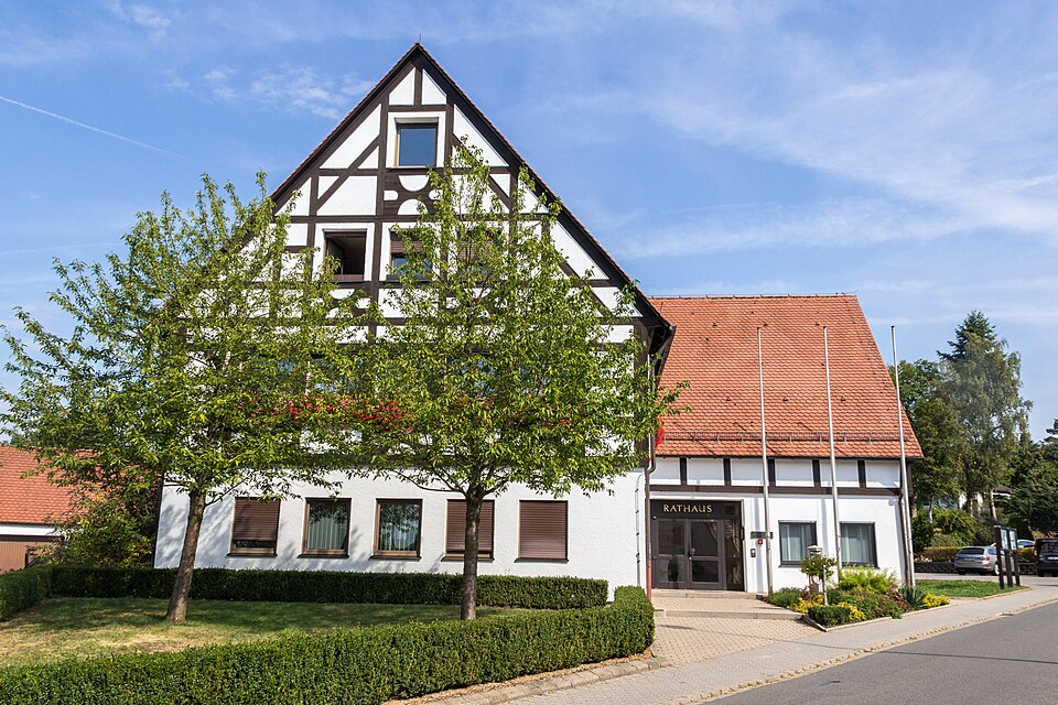 Umzug von Leinburg nach Zypern per Container: Leinburg Rathhaus – Foto: Derzno, CC BY 3.0, via Wikimedia Commons Umzug von Leinburg nach Zypern per Container: Leinburg Rathhaus