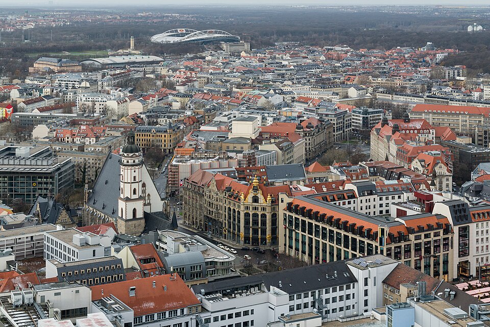 Umzug von Leipzig nach Zypern per Container: Innenstadt Leipzig mit Thomaskirche von Panorama Tower – Foto: Tuxyso, CC BY-SA 3.0, via Wikimedia Commons Umzug von Leipzig nach Zypern per Container: Innenstadt Leipzig mit Thomaskirche von Panorama Tower