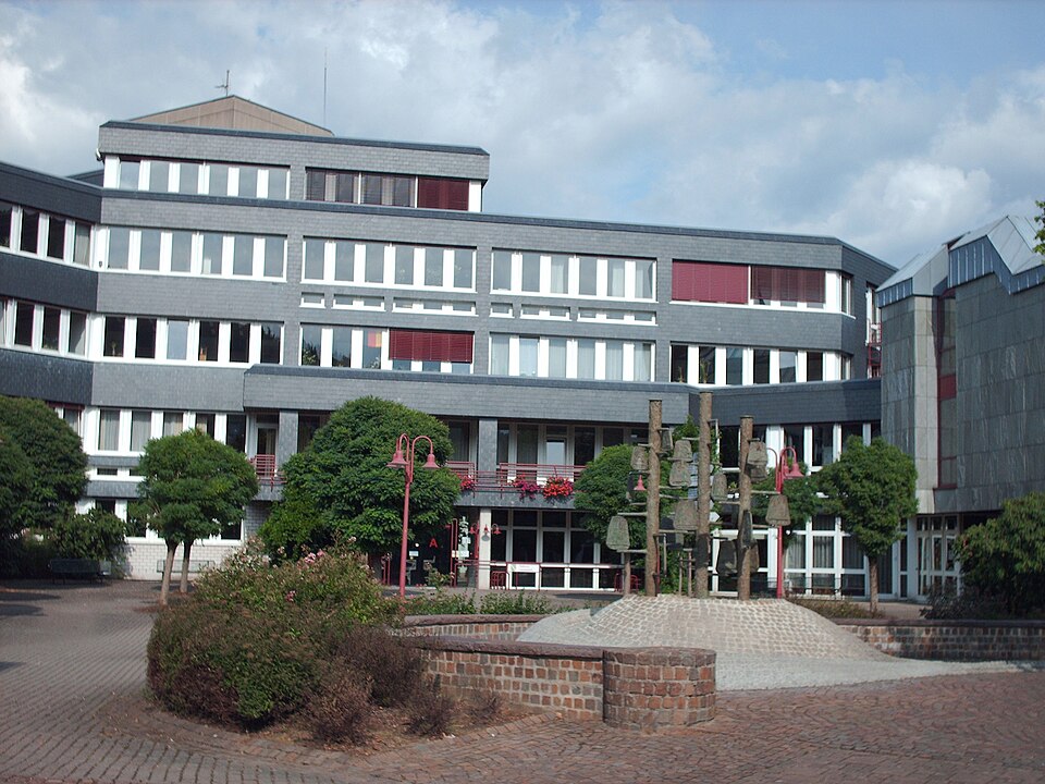Umzug von Lennestadt nach Zypern per Container: Rathaus Lennestadt – Foto: Stefan Flöper, CC BY-SA 4.0, via Wikimedia Commons Umzug von Lennestadt nach Zypern per Container: Rathaus Lennestadt