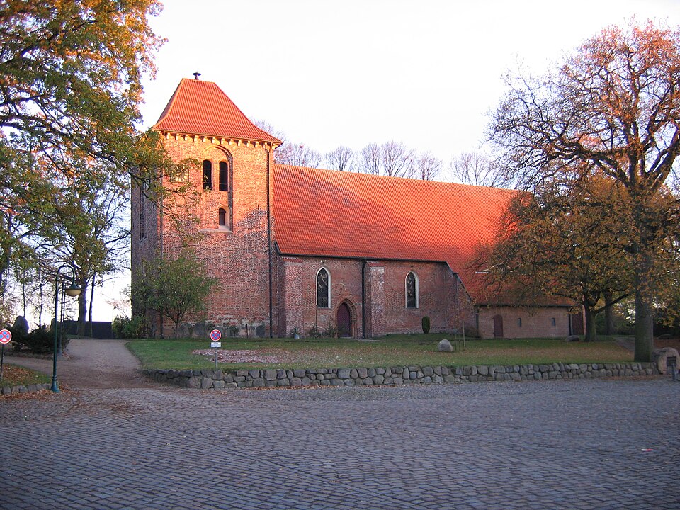 Umzug von Lensahn nach Zypern per Container: Lensahn Kirche – Foto: The original uploader was Gurkentee at German Wikipedia., CC BY-SA 2.0 de, via Wikimedia Commons Umzug von Lensahn nach Zypern per Container: Lensahn Kirche