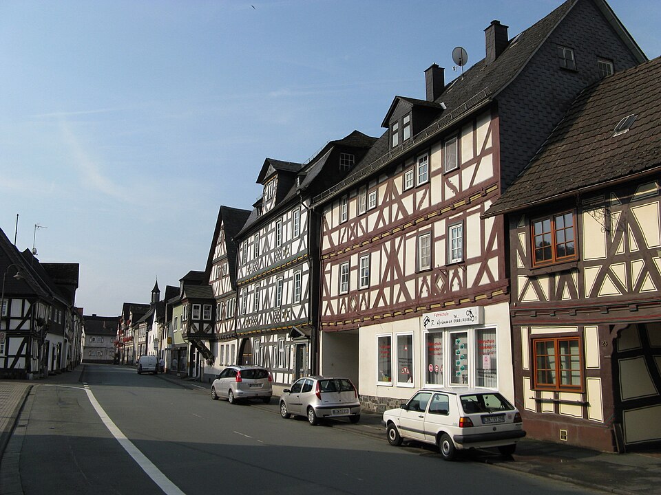 Umzug von Leun nach Zypern per Container: Stadtansicht Leun – Foto: Leparisien, CC BY-SA 3.0, via Wikimedia Commons Umzug von Leun nach Zypern per Container: Stadtansicht Leun