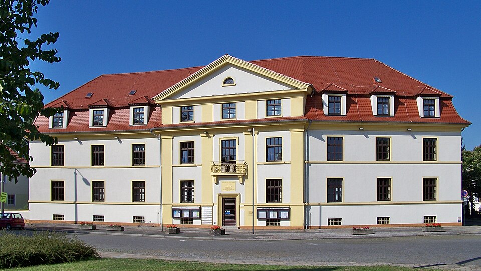 Umzug von Leuna nach Zypern per Container: Leuna Rathaus – Foto: Joeb07, CC BY 3.0, via Wikimedia Commons Umzug von Leuna nach Zypern per Container: Leuna Rathaus