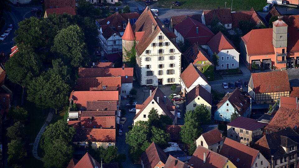 Umzug von Leutershausen nach Zypern per Palette: Leutershausen, ehemaliges markgräfliches Stadtschloss – Foto: Wolkenkratzer, CC BY-SA 4.0, via Wikimedia Commons Umzug von Leutershausen nach Zypern per Palette: Leutershausen, ehemaliges markgräfliches Stadtschloss