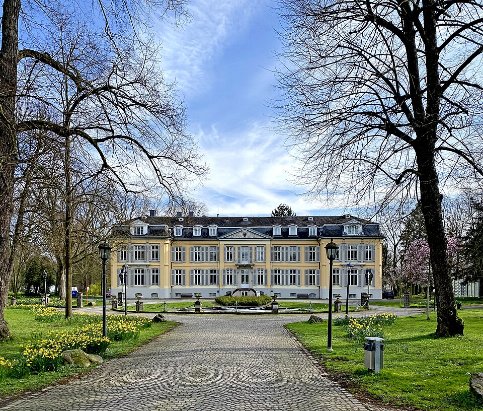 Umzug von Leverkusen nach Zypern per Container: Schloss Morsbroich (Leverkusen) – Foto: DiAuras, CC BY-SA 4.0, via Wikimedia Commons Umzug von Leverkusen nach Zypern per Container: Schloss Morsbroich (Leverkusen)