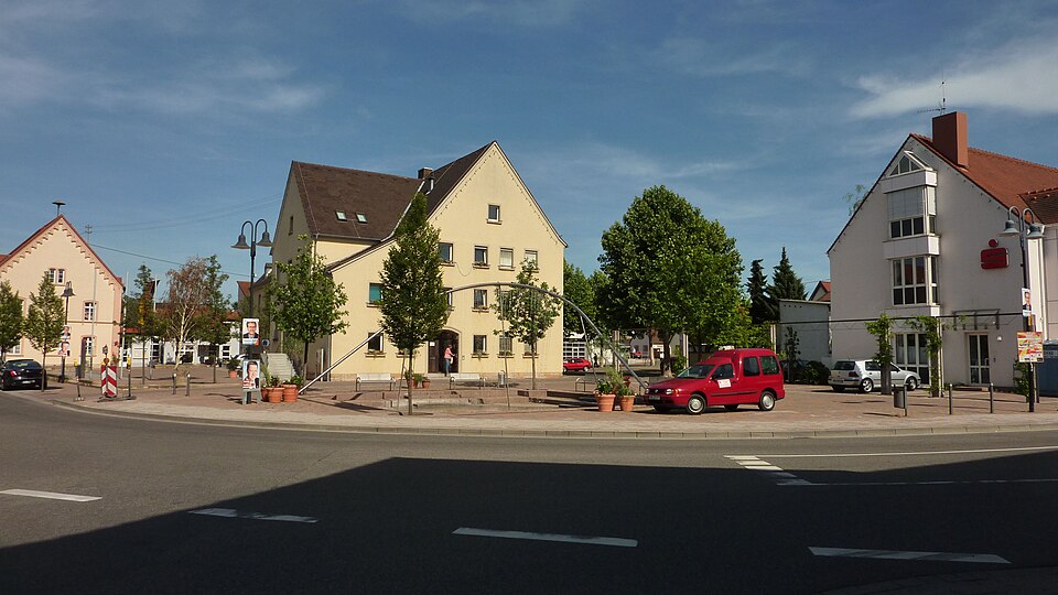 Umzug von Lingenfeld nach Zypern per Container: Rathausplatz Lingenfeld – Foto: Dom.schelter, CC BY-SA 3.0, via Wikimedia Commons Umzug von Lingenfeld nach Zypern per Container: Rathausplatz Lingenfeld