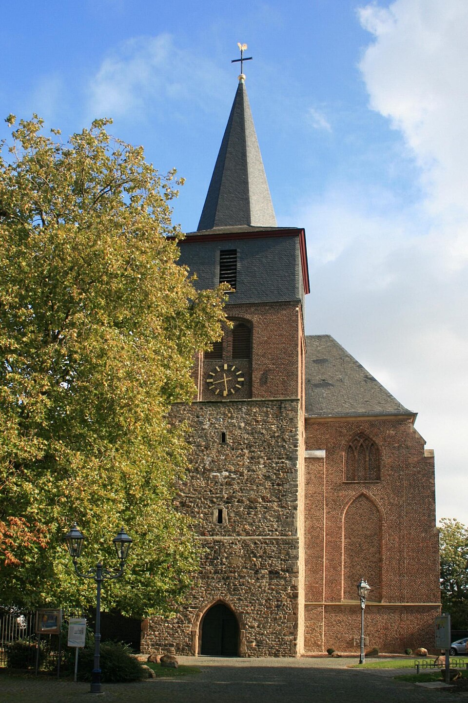 Umzug von Linnich nach Zypern per Container: Linnich Denkmal-Nr. Kirchplatz – Foto: Käthe und Bernd Limburg, www.limburg-bernd.de, CC BY-SA 3.0 de, via Wikimedia Commons Umzug von Linnich nach Zypern per Container: Linnich Denkmal-Nr. Kirchplatz