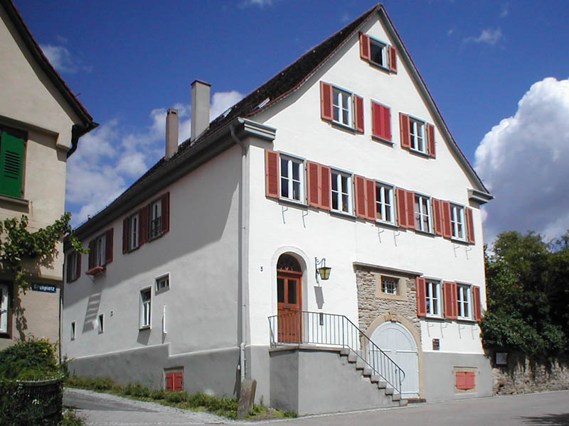 Umzug von Löchgau nach Zypern per Container: Loechgau ev pfarrhaus in Löchgau – Foto: p.schmelzle, CC BY-SA 2.5, via Wikimedia Commons Umzug von Löchgau nach Zypern per Container: Loechgau ev pfarrhaus in Löchgau