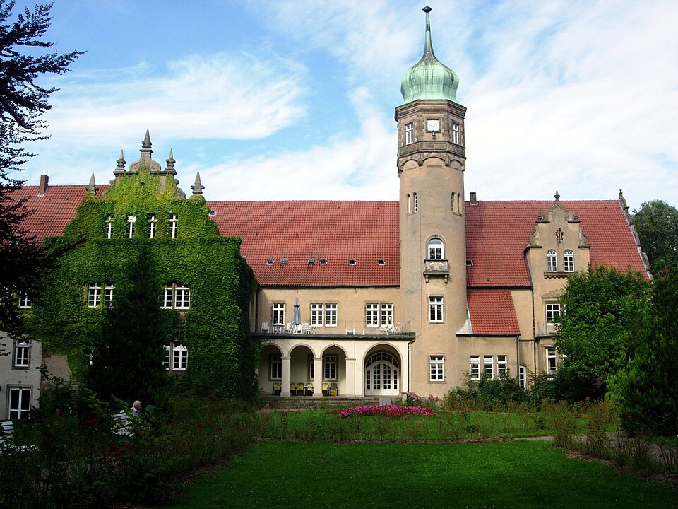 Umzug von Löhne nach Zypern per Container: Loehne Ulenburg in Löhne – Foto: Intertorsten at German Wikipedia, CC BY-SA 3.0, via Wikimedia Commons Umzug von Löhne nach Zypern per Container: Loehne Ulenburg in Löhne