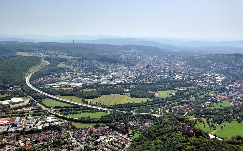 Umzug von Lörrach nach Zypern per Palette: Aerial View in Lörrach – Foto: Wladyslaw Sojka, CC BY 3.0, via Wikimedia Commons Umzug von Lörrach nach Zypern per Palette: Aerial View in Lörrach