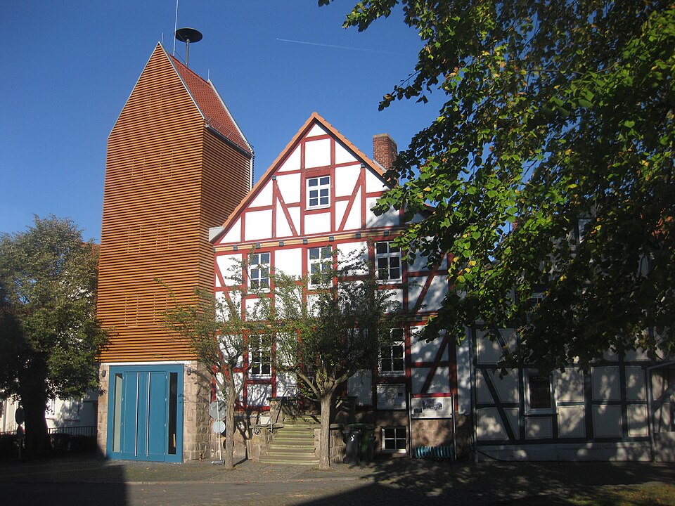 Umzug von Lohfelden nach Zypern per Container: Ehemaliges rathaus in Lohfelden – Foto: ChristosV, CC BY-SA 3.0, via Wikimedia Commons Umzug von Lohfelden nach Zypern per Container: Ehemaliges rathaus in Lohfelden