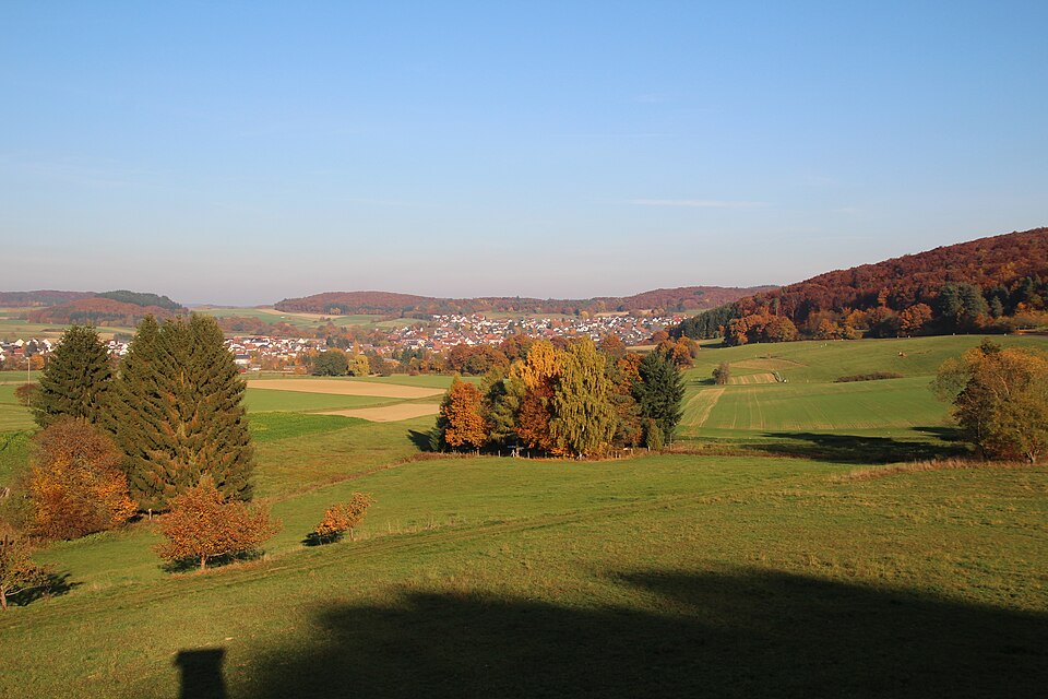 Umzug von Lohra nach Zypern per Container: Stadtansicht Lohra – Foto: Gerold Rosenberg (talk) 01:02, 12 November 2015 (UTC), CC BY-SA 3.0, via Wikimedia Commons Umzug von Lohra nach Zypern per Container: Stadtansicht Lohra