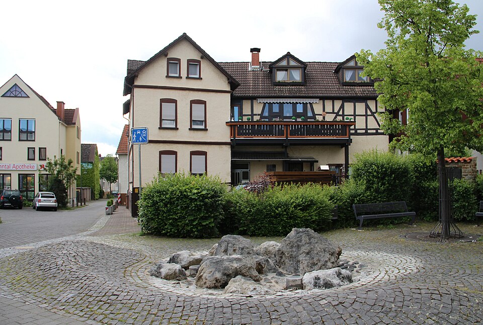 Umzug von Lollar nach Zypern per Container: Keulerbrunne in Lollar – Foto: Gerold Rosenberg (talk) 13:08, 24 May 2014 (UTC), CC BY-SA 3.0, via Wikimedia Commons Umzug von Lollar nach Zypern per Container: Keulerbrunne in Lollar