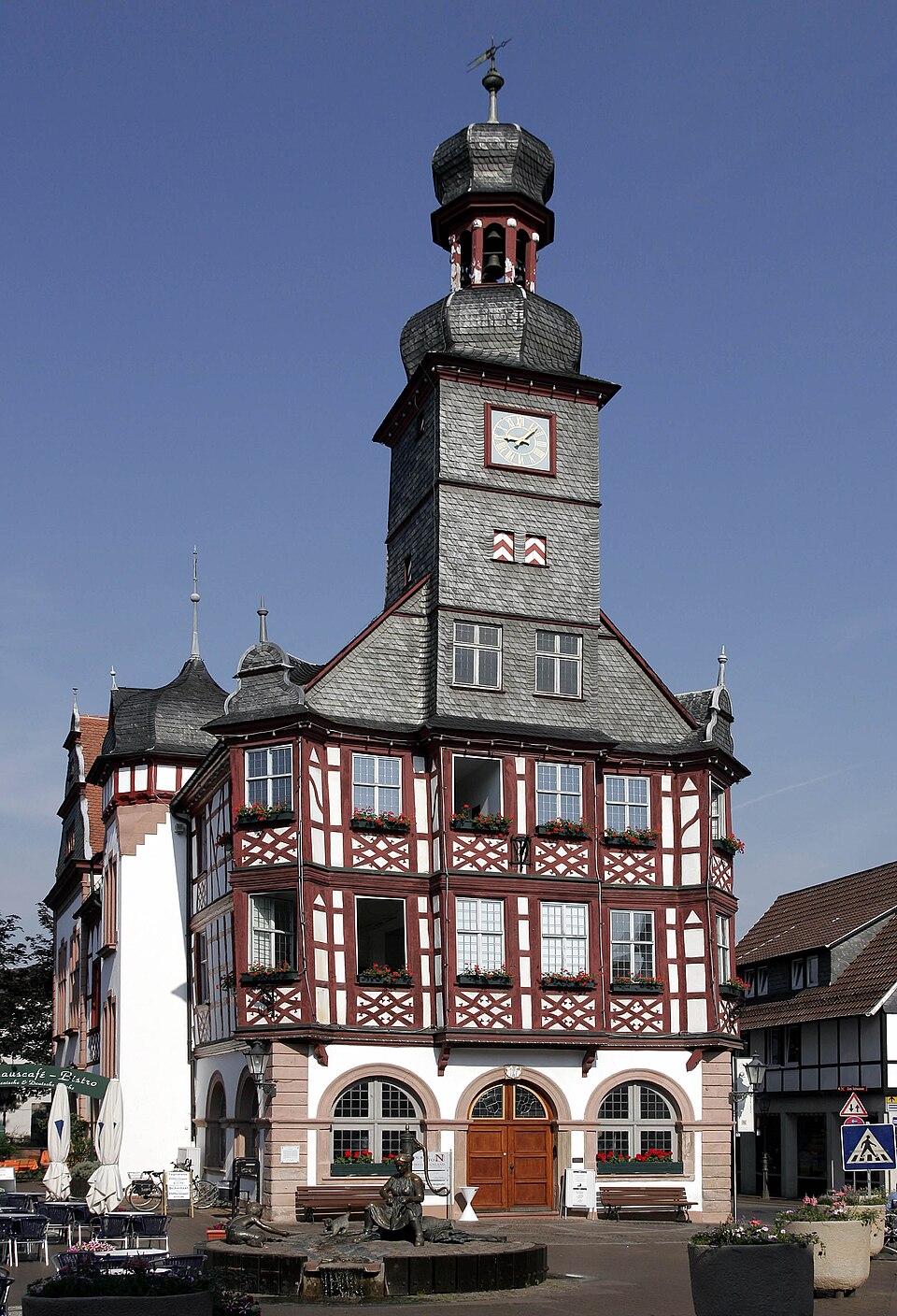 Umzug von Lorsch nach Zypern per Container: Lorsch Rathaus – Foto: Kuebi, CC BY-SA 3.0, via Wikimedia Commons Umzug von Lorsch nach Zypern per Container: Lorsch Rathaus