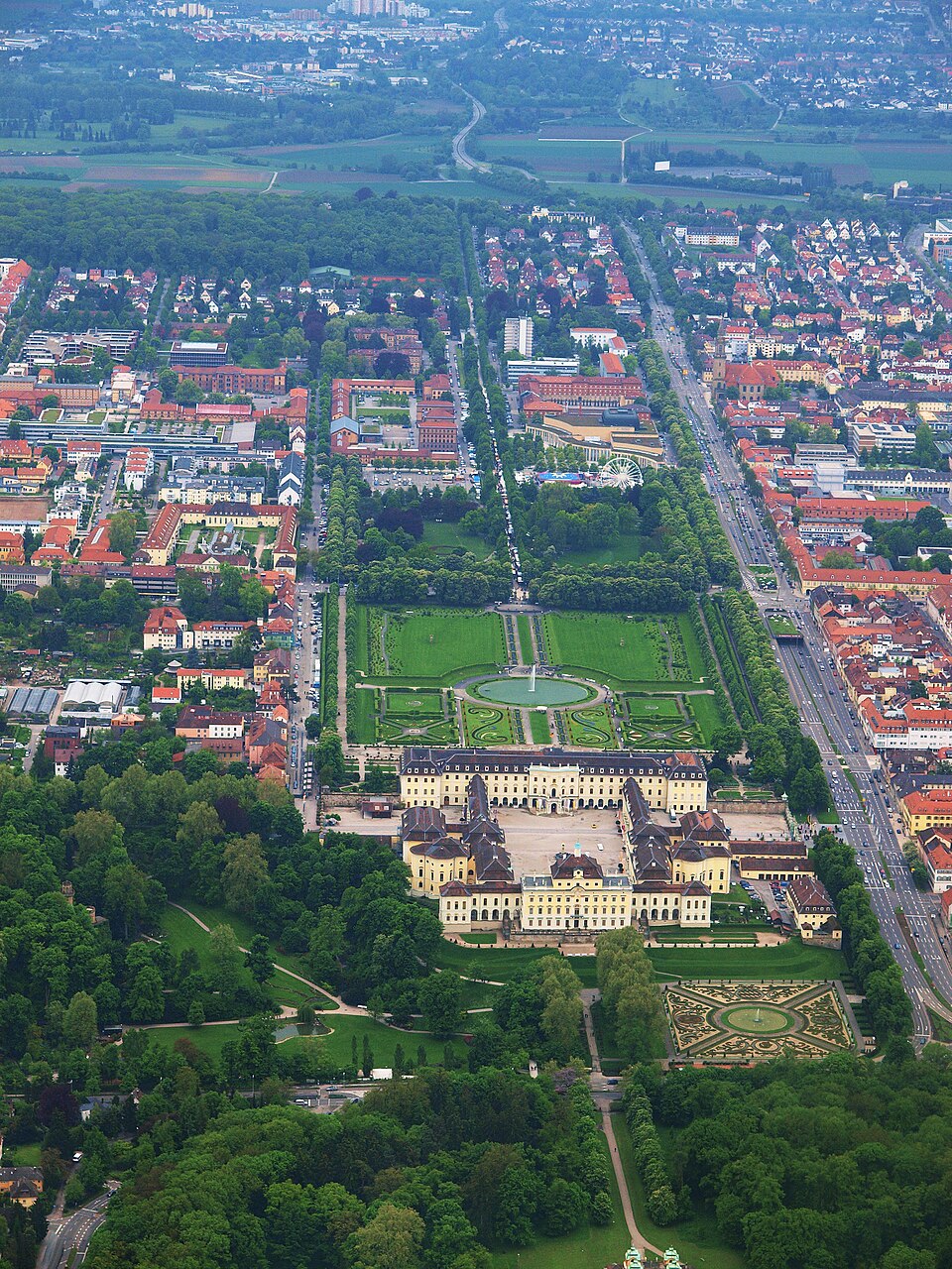 Umzug von Ludwigsburg nach Zypern per Container: Residenzschloss in Ludwigsburg — Luftaufnahme – Foto: Igor Wink, Winkit (Diskussion), CC BY-SA 3.0, via Wikimedia Commons Umzug von Ludwigsburg nach Zypern per Container: Residenzschloss in Ludwigsburg — Luftaufnahme