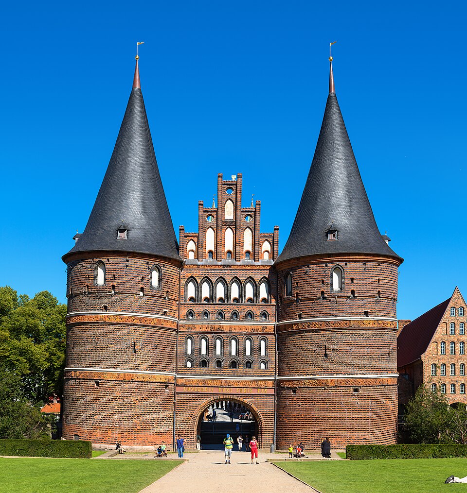 Umzug von Lübeck nach Zypern per Container: Holstentor in Lübeck Frontseite, Zuschnitt – Foto: Christian Wolf (www.c-w-design.de), CC BY-SA 3.0 de, via Wikimedia Commons Umzug von Lübeck nach Zypern per Container: Holstentor in Lübeck Frontseite, Zuschnitt