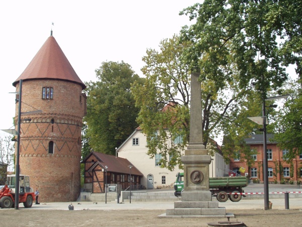 Umzug von Lübz nach Zypern per Container: Lübz Amtsturm – Foto: Philipp Hertzog, CC BY-SA 3.0, via Wikimedia Commons Umzug von Lübz nach Zypern per Container: Lübz Amtsturm