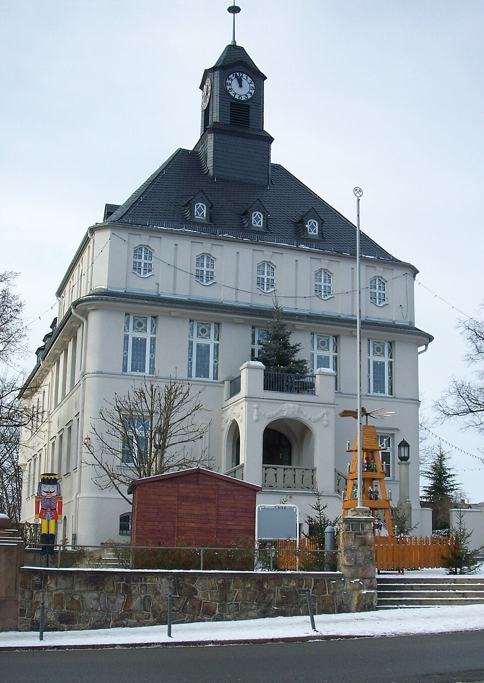 Umzug von Lugau nach Zypern per Container: Lugau Rathaus – Foto: Rohkzett, Public domain, via Wikimedia Commons Umzug von Lugau nach Zypern per Container: Lugau Rathaus