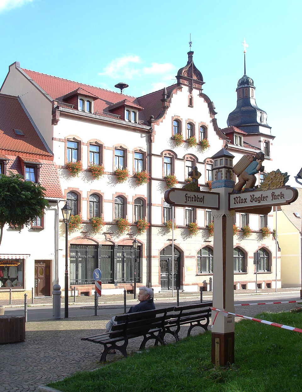Umzug von Lunzenau nach Zypern per Container: Rathaus Lunzenau Dreh – Foto: André Friebel, CC BY-SA 3.0, via Wikimedia Commons Umzug von Lunzenau nach Zypern per Container: Rathaus Lunzenau Dreh