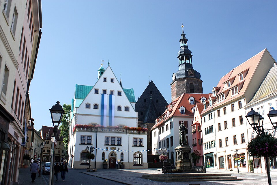 Umzug von Lutherstadt Eisleben nach Zypern per Container: Lutherstadt Eisleben, town square with the town hall, Luther memori – Foto: Dguendel, CC BY 3.0, via Wikimedia Commons Umzug von Lutherstadt Eisleben nach Zypern per Container: Lutherstadt Eisleben, town square with the town hall, Luther memori
