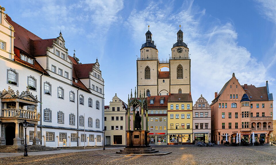 Umzug von Lutherstadt Wittenberg nach Zypern per Container: Lutherstadt Wittenberg, Denkmalensemble Markt – Foto: Rolf Kranz, CC BY-SA 4.0, via Wikimedia Commons Umzug von Lutherstadt Wittenberg nach Zypern per Container: Lutherstadt Wittenberg, Denkmalensemble Markt
