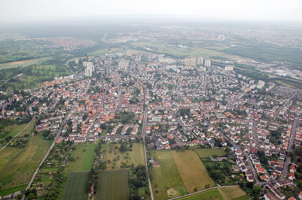 Umzug von Maintal nach Zypern per Container: Maintal-Bischofsheim Luftaufnahme – Foto: Fritz Geller-Grimm, CC BY-SA 3.0, via Wikimedia Commons Umzug von Maintal nach Zypern per Container: Maintal-Bischofsheim Luftaufnahme