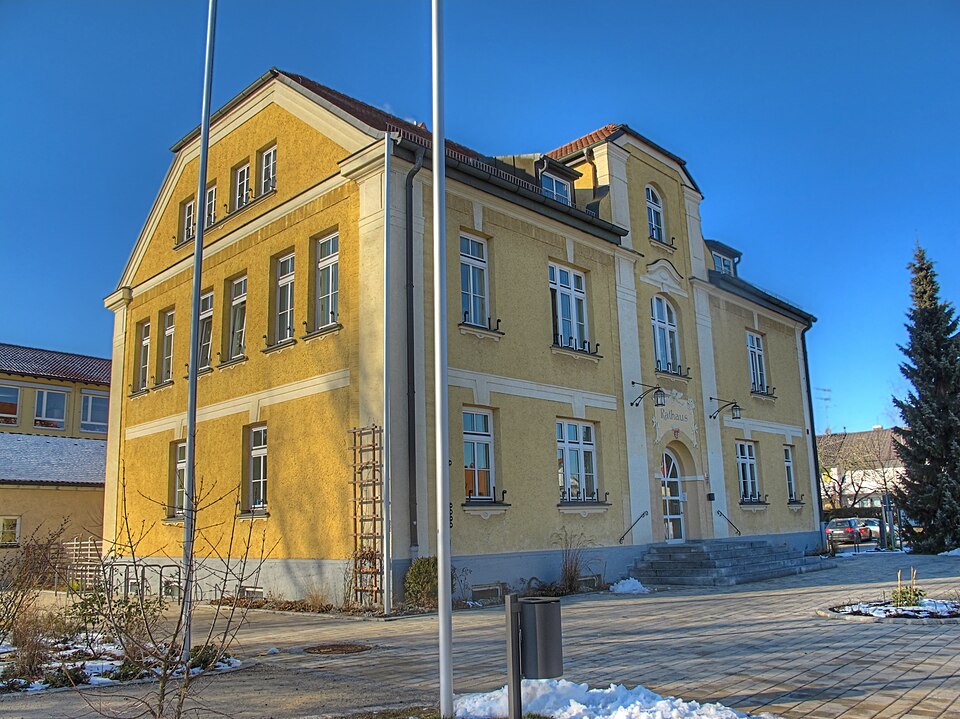 Umzug von Maisach nach Zypern per Container: Maisach Rathaus