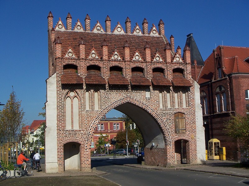 Umzug von Malchin nach Zypern per Container: Kalensches Tor Malchin – Foto: Ch.Pagenkopf, CC BY-SA 3.0, via Wikimedia Commons Umzug von Malchin nach Zypern per Container: Kalensches Tor Malchin