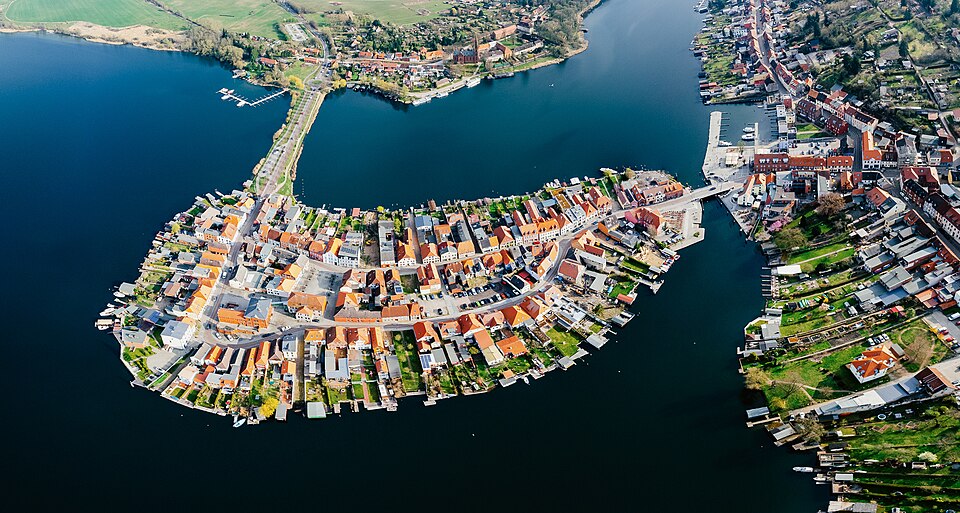 Umzug von Malchow nach Zypern per Container: Inselstadt Malchow, Luftbildpanorama