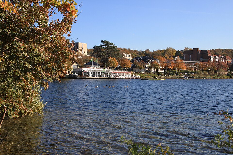 Umzug von Malente nach Zypern per Container: Malente , Restaurant "BootsHaus" an der Dieksee-Promenade – Foto: Eduard47, CC BY-SA 4.0, via Wikimedia Commons Umzug von Malente nach Zypern per Container: Malente , Restaurant "BootsHaus" an der Dieksee-Promenade
