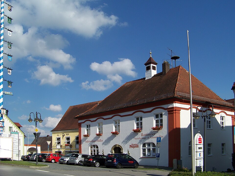 Umzug von Mallersdorf-Pfaffenberg nach Zypern per Container: Mallersdorf Pfaffenberg Marktplatz in Mallersdorf-Pfaffenberg – Foto: Elcom.stadler, CC0, via Wikimedia Commons Umzug von Mallersdorf-Pfaffenberg nach Zypern per Container: Mallersdorf Pfaffenberg Marktplatz in Mallersdorf-Pfaffenberg