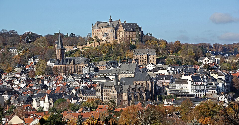 Umzug von Marburg nach Zypern per Container: Marburg Oberstadt von SO – Foto: Heinrich Stürzl, CC BY-SA 4.0, via Wikimedia Commons Umzug von Marburg nach Zypern per Container: Marburg Oberstadt von SO