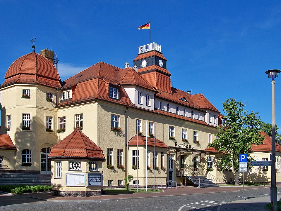 Umzug von Markkleeberg nach Zypern per Container: Markkleeberg Rathaus – Foto: Joeb07, CC BY 3.0, via Wikimedia Commons Umzug von Markkleeberg nach Zypern per Container: Markkleeberg Rathaus