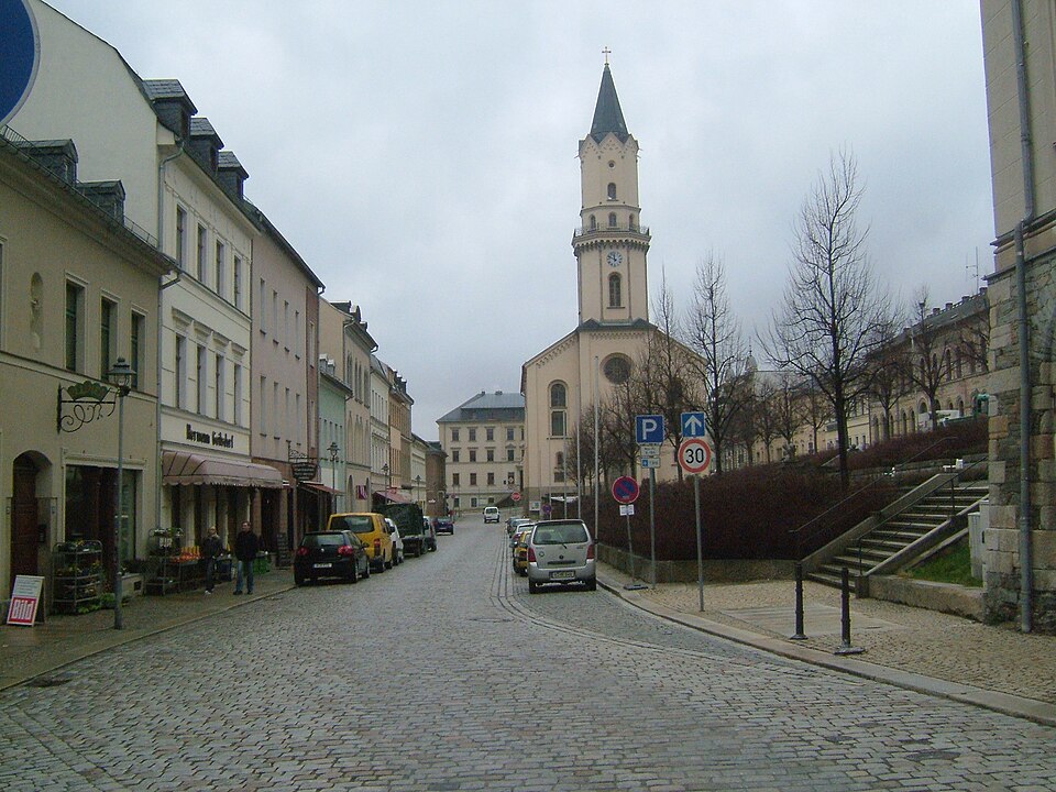 Umzug von Markneukirchen nach Zypern per Container: Stadtansicht Markneukirchen – Foto: Clem Rutter, Rochester Kent, CC BY-SA 3.0, via Wikimedia Commons Umzug von Markneukirchen nach Zypern per Container: Stadtansicht Markneukirchen