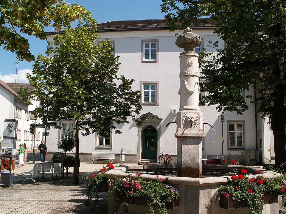 Umzug von Marktoberdorf nach Zypern per Container: MOD, Amtshaus ehem, Marktbrunnen in Marktoberdorf – Foto: Flodur63, CC BY-SA 3.0, via Wikimedia Commons Umzug von Marktoberdorf nach Zypern per Container: MOD, Amtshaus ehem, Marktbrunnen in Marktoberdorf