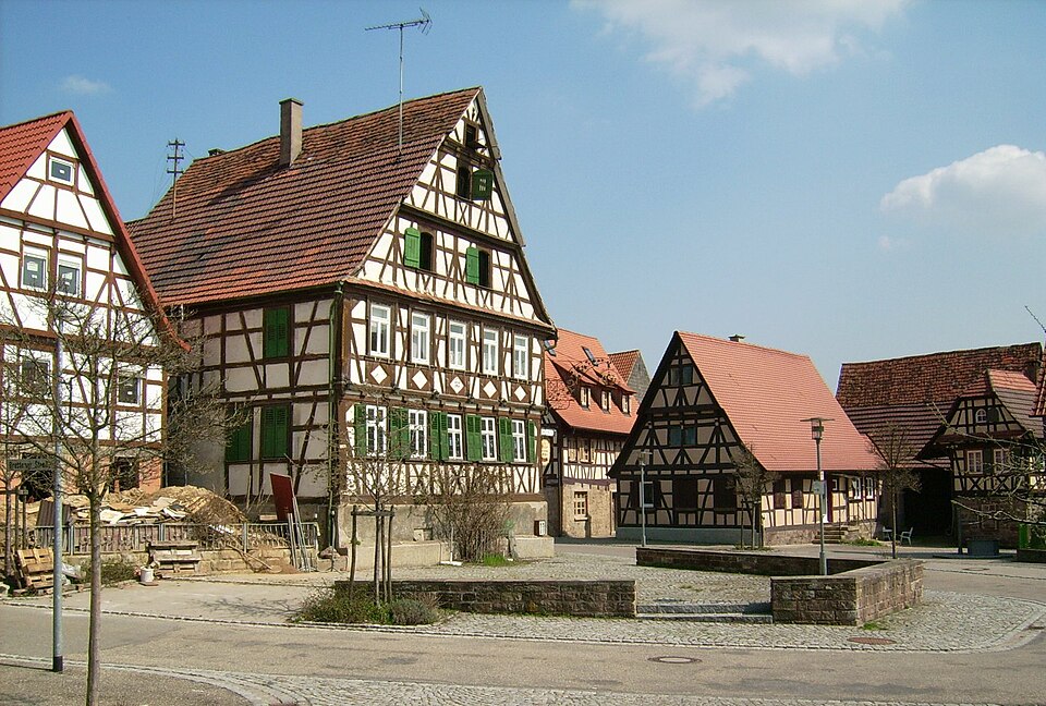 Umzug von Maulbronn nach Zypern per Container: Zaisersweiher Marktplatz in Maulbronn – Foto: Lokilech, CC BY-SA 3.0, via Wikimedia Commons Umzug von Maulbronn nach Zypern per Container: Zaisersweiher Marktplatz in Maulbronn