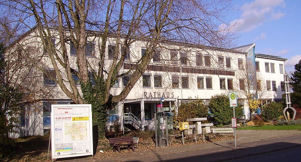 Umzug von Maxdorf nach Zypern per Container: Rathaus Maxdorf – Foto: Immanuel Giel, Public domain, via Wikimedia Commons Umzug von Maxdorf nach Zypern per Container: Rathaus Maxdorf