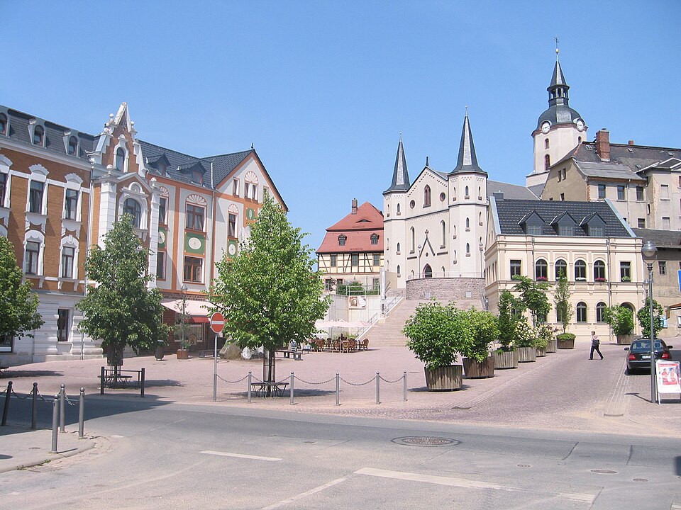 Umzug von Meerane nach Zypern per Container: Meerane Teichplatz – Foto: Hodilo, Public domain, via Wikimedia Commons Umzug von Meerane nach Zypern per Container: Meerane Teichplatz