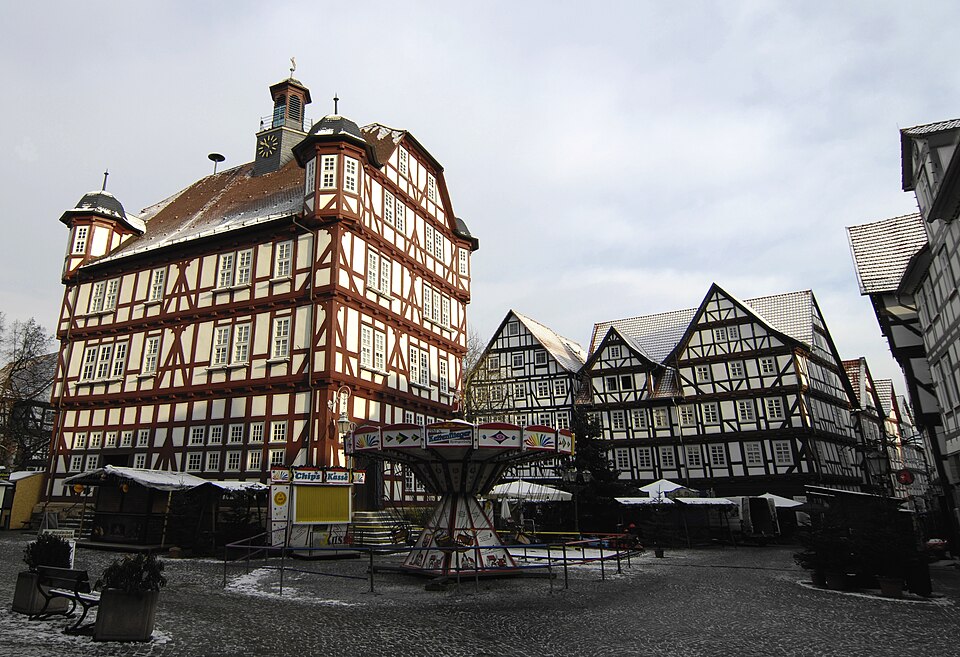 Umzug von Melsungen nach Zypern per Container: Melsungen Rathaus – Foto: Varus111, Public domain, via Wikimedia Commons Umzug von Melsungen nach Zypern per Container: Melsungen Rathaus