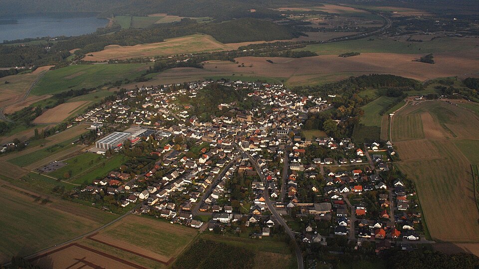 Umzug von Mendig nach Zypern per Container: Mendig, Luftaufnahme – Foto: Wolkenkratzer, CC BY-SA 4.0, via Wikimedia Commons Umzug von Mendig nach Zypern per Container: Mendig, Luftaufnahme