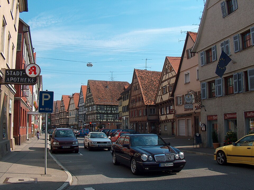Umzug von Mengen nach Zypern per Palette: Centre de Mengen – Foto: The original uploader was Roland Nonnenmacher at French Wikipedia., CC BY-SA 3.0, via Wikimedia Commons Umzug von Mengen nach Zypern per Palette: Centre de Mengen
