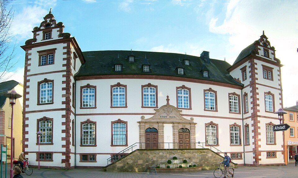Umzug von Merzig nach Zypern per Palette: Merzig Rathaus – Foto: Lokilech, CC BY-SA 3.0, via Wikimedia Commons Umzug von Merzig nach Zypern per Palette: Merzig Rathaus