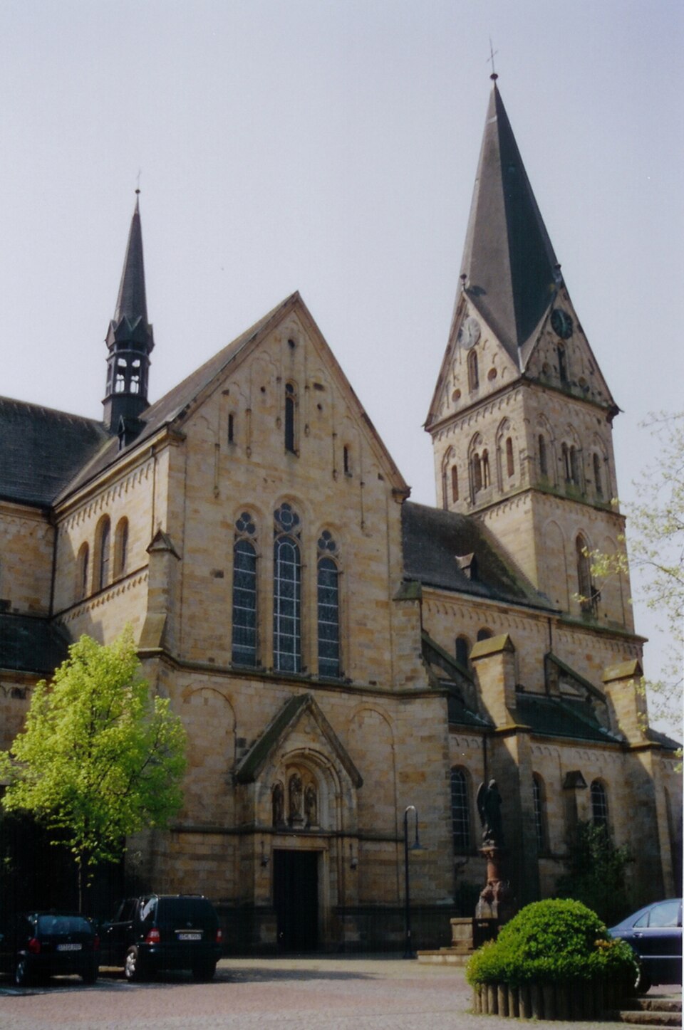 Umzug von Mettingen nach Zypern per Container: Mettingen St Agatha – Foto: J.-H. Janßen, CC BY-SA 3.0, via Wikimedia Commons Umzug von Mettingen nach Zypern per Container: Mettingen St Agatha