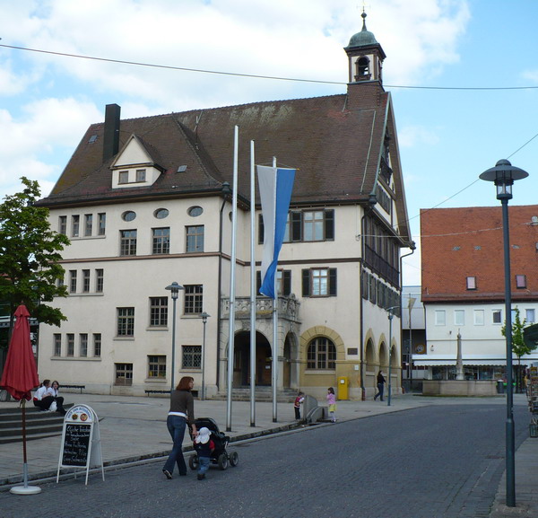 Umzug von Metzingen nach Zypern per Container: Metzingen Rathaus