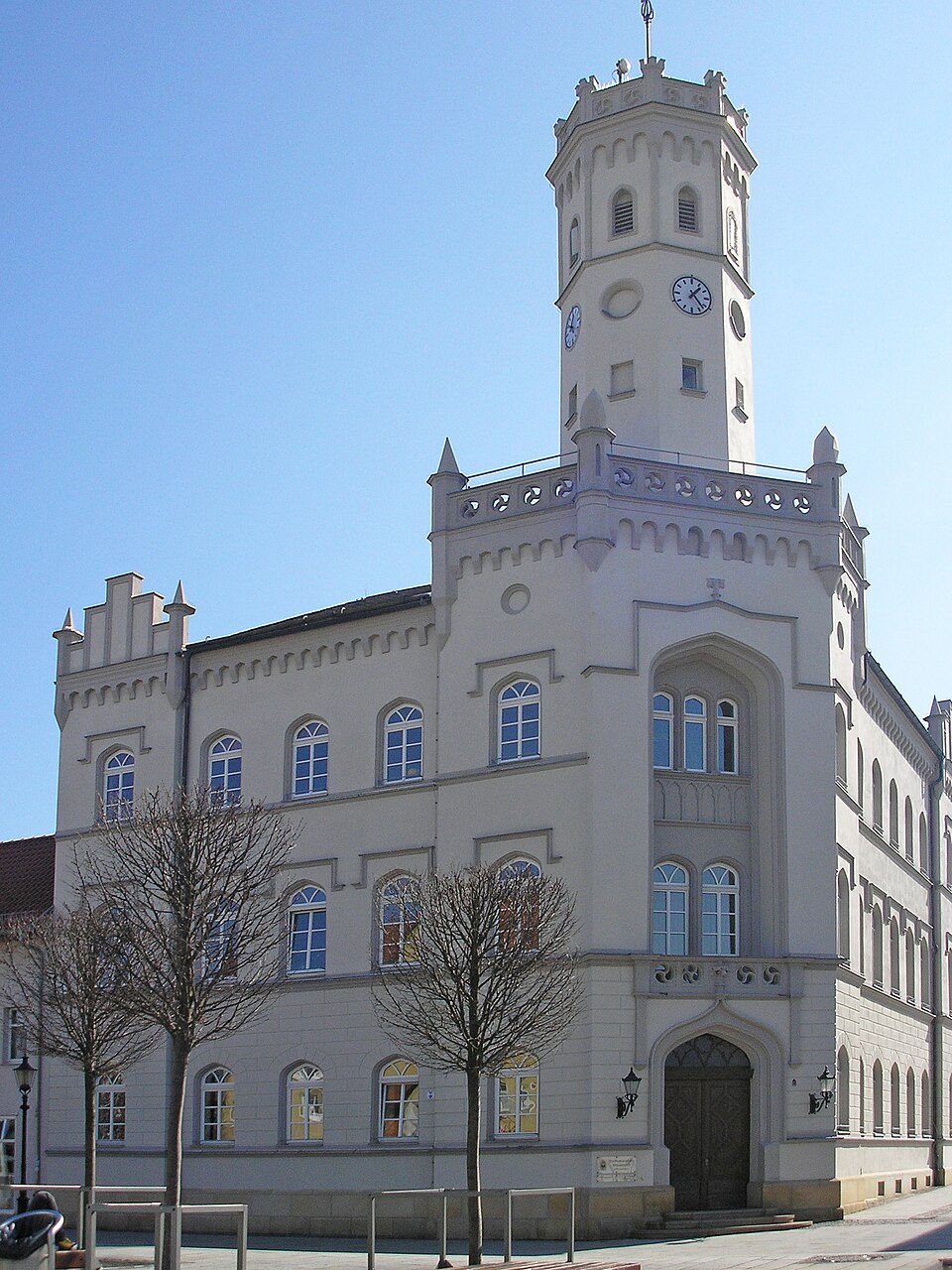 Umzug von Meuselwitz nach Zypern per Container: Rathaus Meuselwitz – Foto: Michael Sander, CC BY-SA 3.0, via Wikimedia Commons Umzug von Meuselwitz nach Zypern per Container: Rathaus Meuselwitz